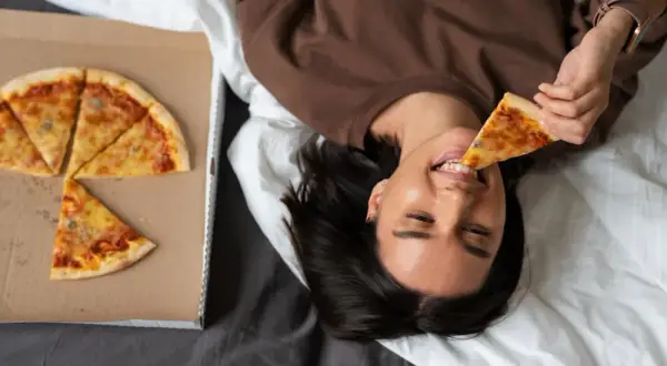 Czy można jeść pizzę karmiąc piersią? Sprawdź, co musisz wiedzieć