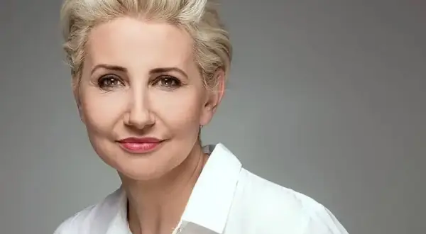 Jak ułożyć włosy do tyłu damskie – proste sposoby na idealny look